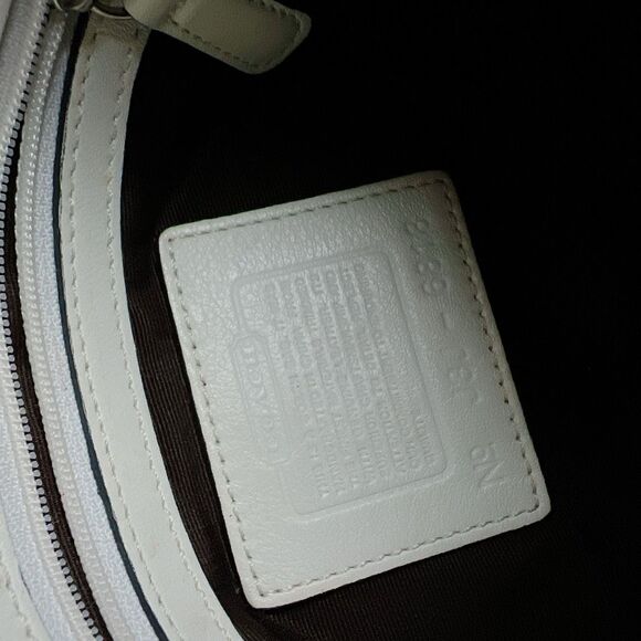 Coach vintage Soho Signature Blue Jacquard White Leather Flap Hobo Shoulder Bag - Picture 9 of 11